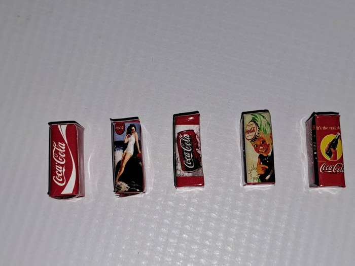 Model Trains HO 1 x Vending Machine Only (Sprite Boy) - 21mm x 10mm x 8mm.