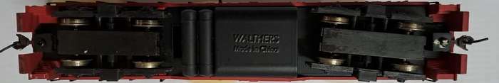 Model Trains HO 1 x Walthers Canadian Diesel with Kadee couplers. Good running condition.