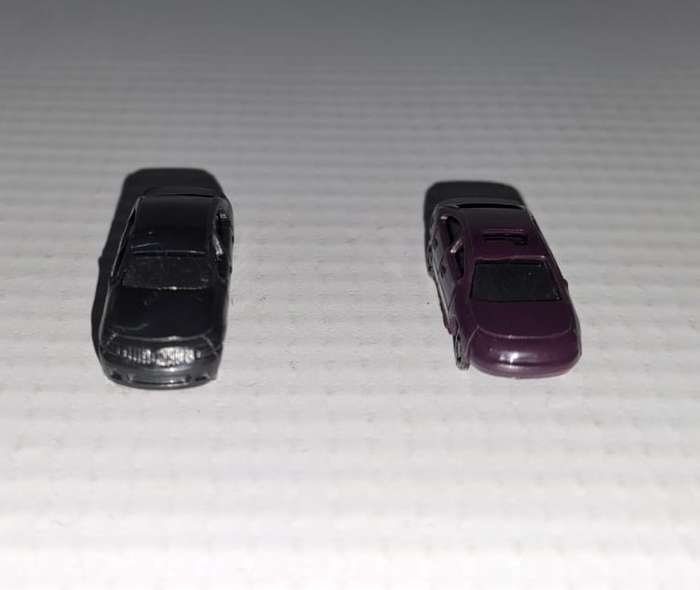 Model Trains N-Scale 2 x Cars. 25mm x 9mm x 8mm