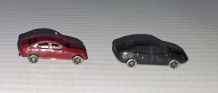 Model Trains N-Scale 2 x Cars. 25mm x 9mm x 8mm