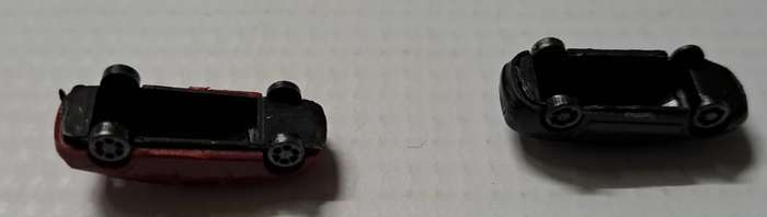 Model Trains N-Scale 2 x Cars. 25mm x 9mm x 8mm