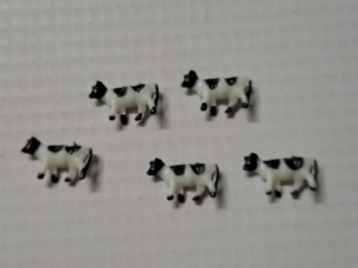 Model Trains N-Scale 5 x Cows.