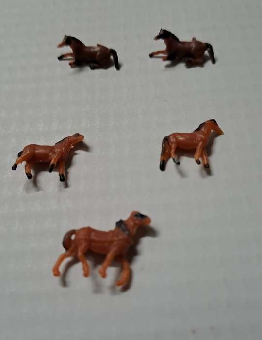 Model Trains N-Scale 5 x Horses.