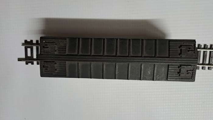 Model Trains HO 1 x Life Like Swift Box Car, with plastic wheels & Horn hooks couplers.