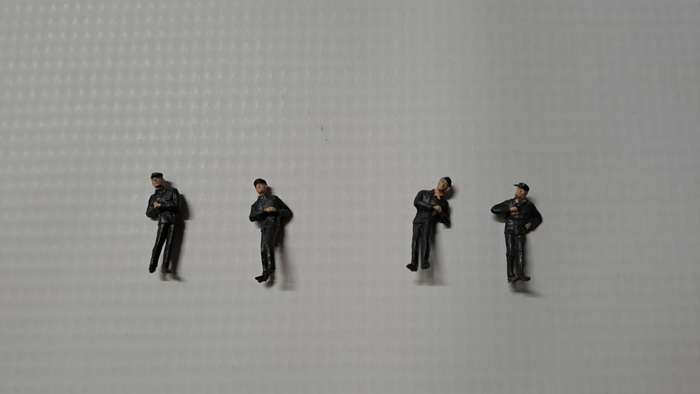 Model Trains 1:87 HO 4 x Railway figures.