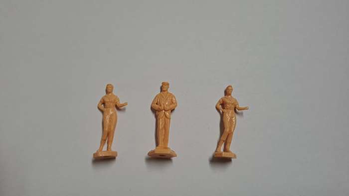 Model Trains 1:87 HO 3 x figures. (Unpainted)