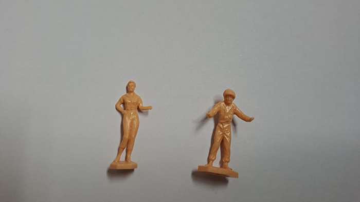 Model Trains 1:87 HO 2 x figures. (Unpainted)