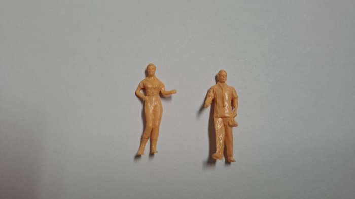 Model Trains 1:87 HO 2 x figures. (Unpainted)