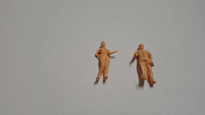 Model Trains 1:87 HO 2 x figures. (Unpainted)