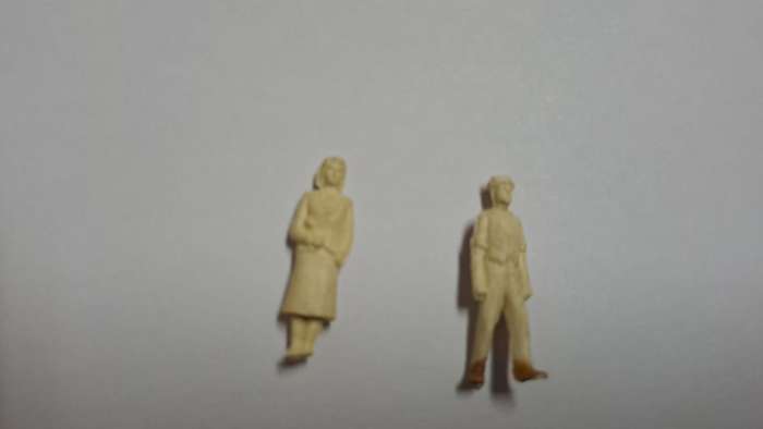 Model Trains 1:87 HO 2 x figures. (Unpainted)