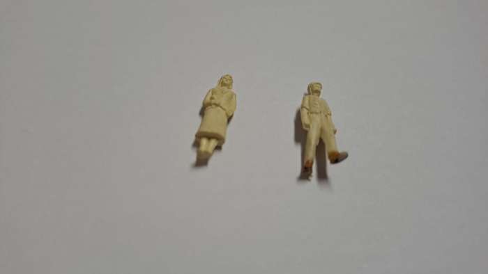 Model Trains 1:87 HO 2 x figures. (Unpainted)