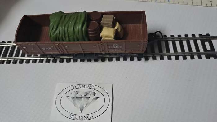 Model Trains H0 1/87 - Scale - Load under half Tarpaulin (Bags, Barrels, Crates - 64mm x 29mm x 24mm