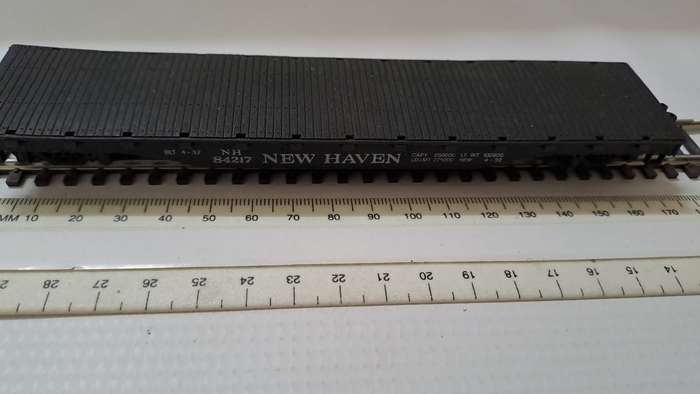 Model Trains HO-Scale 1 x New Heven Bachmann Low bead with plastic wheel and KD couplers.