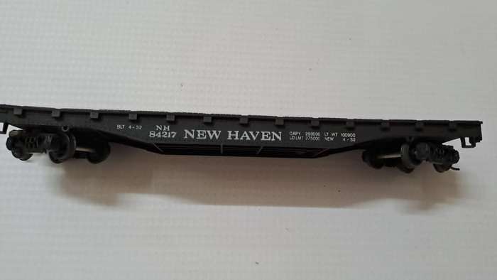 Model Trains HO-Scale 1 x New Heven Bachmann Low bead with plastic wheel and KD couplers.