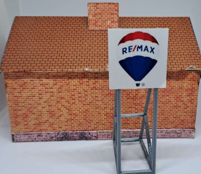 Model Trains HO 1 x Billboard 2000 + Re/Max - 30mm x 41mm x 82mm