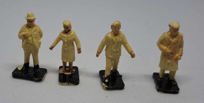 Model Trains H0/OO-Scale 1 x Bag Figures x 4 People. (plastic/Unpainted).