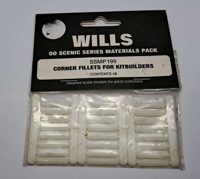 Model Trains H0-Scale 1 x Bag, with 48 Corner fillets for kit builders. (Plastic)
