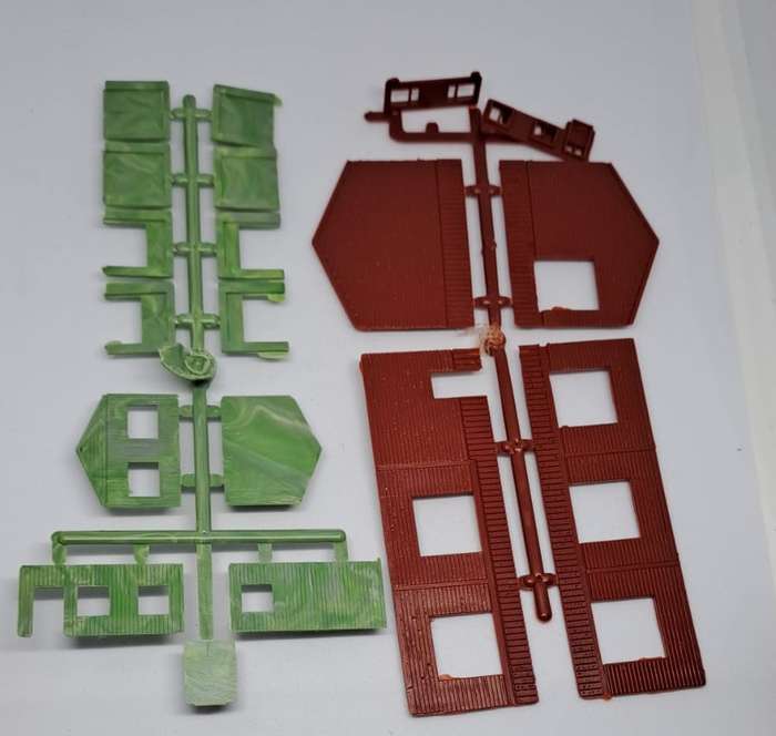 Model Trains N Scale 1 x Heljan Station Building. 13,5 x 6,5 x 4,5cm