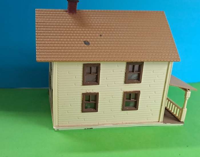 Model Trains HO Scale 1 x Building with 1 people figures included. See pics.