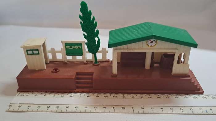 Model Trains HO ?? Scale 1 x Tomy Kiddies Station + Tree.