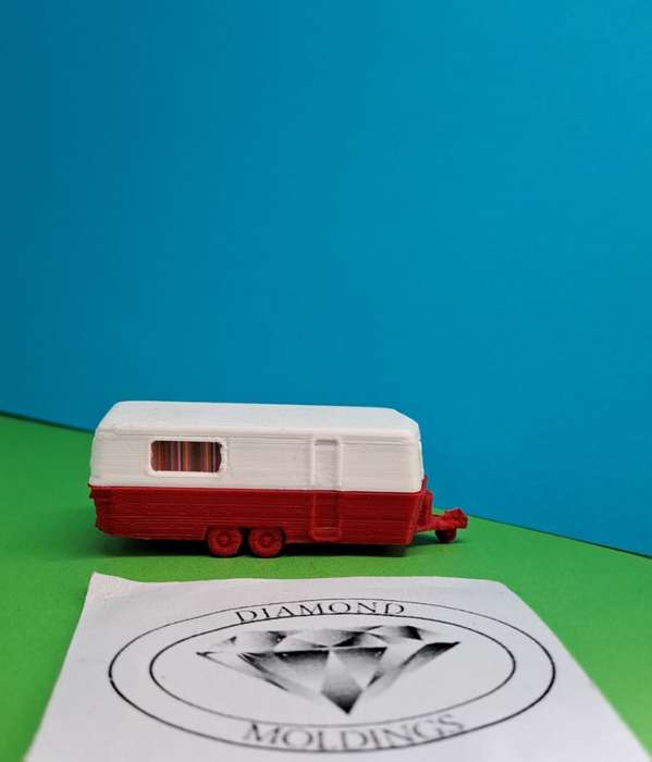 Model Trains HO 1 x Caravan Double Axis - Two tone color (Red) - 64mm x 22mm x 22mm