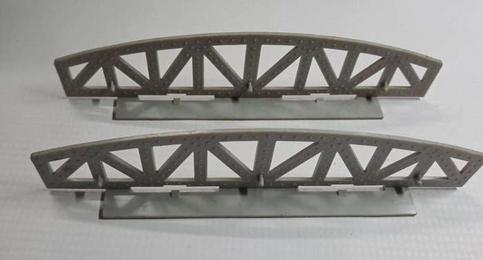 Model Trains HO 2 x Sky Lectric bridge sides, can also been used for HO trains.