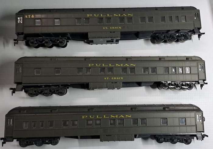 Model Trains HO 3 x Rivarossi Pullman Coaches, metal wheels, Horn Hook couplers.