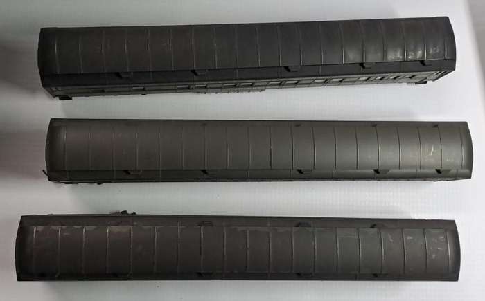 Model Trains HO 3 x Rivarossi Pullman Coaches, metal wheels, Horn Hook couplers.