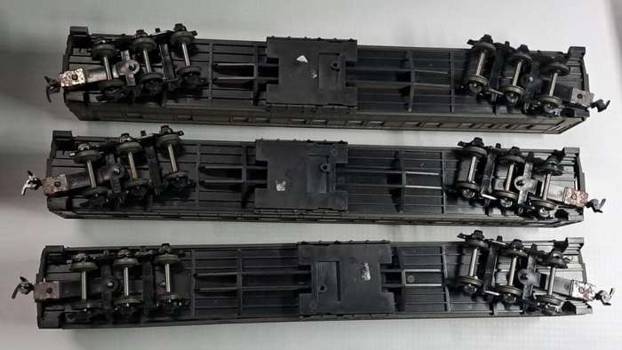Model Trains HO 3 x Rivarossi Pullman Coaches, metal wheels, Horn Hook couplers.
