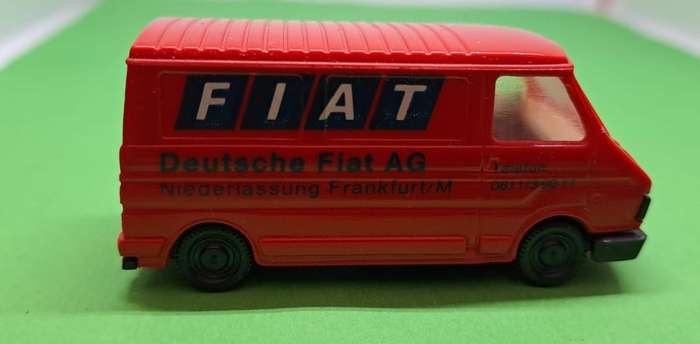 Model Trains HO 1 x Praline - Fiat 242