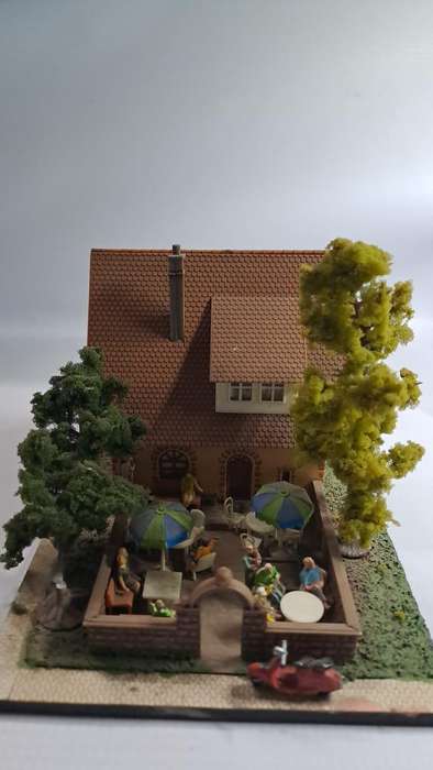 Model Trains H0-Scale - 1 Building, 10 people 10 chairs 3 benches 4 tables 2 umbrellas 1 motorbike