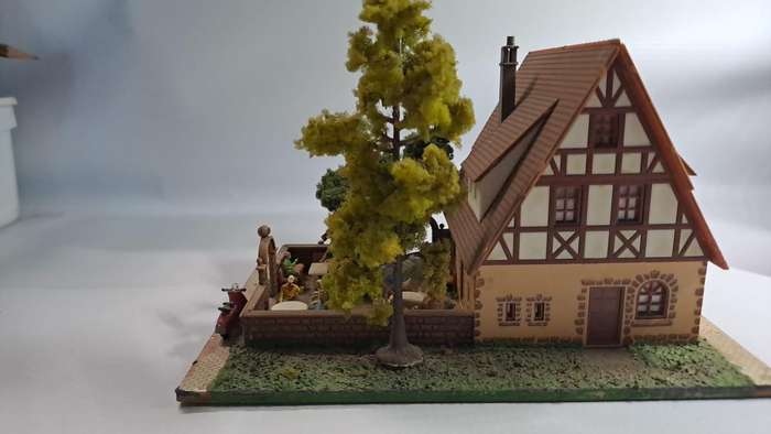 Model Trains H0-Scale - 1 Building, 10 people 10 chairs 3 benches 4 tables 2 umbrellas 1 motorbike