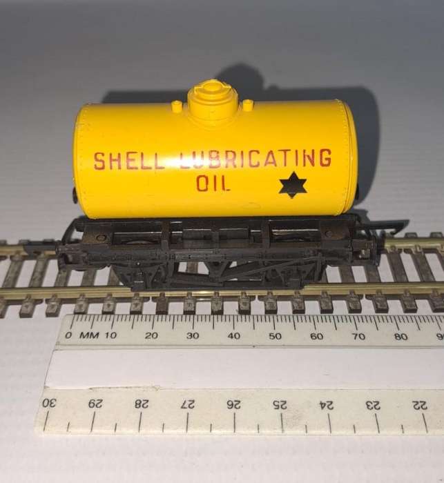 Model Trains HO 1 x Tri-ang - Shell Oil tanker, plastic wheels & D-couplers.