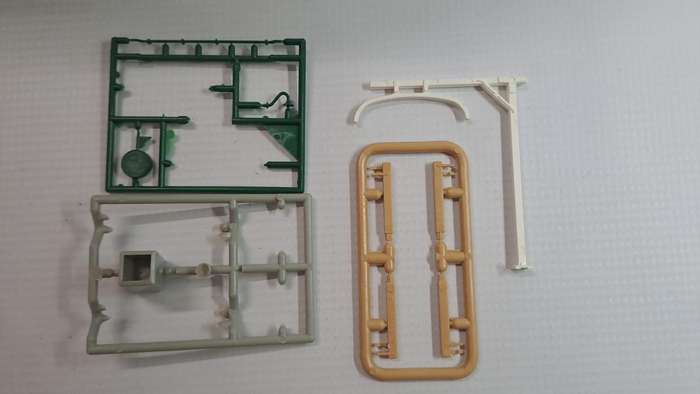 Model Trains HO 1 x Bag with Station clock & odds and ends. (Plastic, see Pic's)
