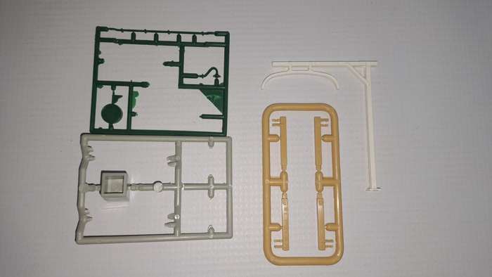 Model Trains HO 1 x Bag with Station clock & odds and ends. (Plastic, see Pic's)