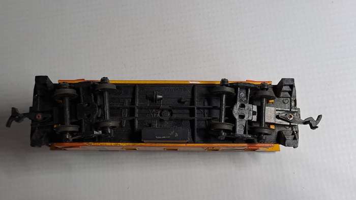 Model Trains HO 1 x Bachmann Caboose Chessie System B & O, plastic wheels & Horn Hook couplers.