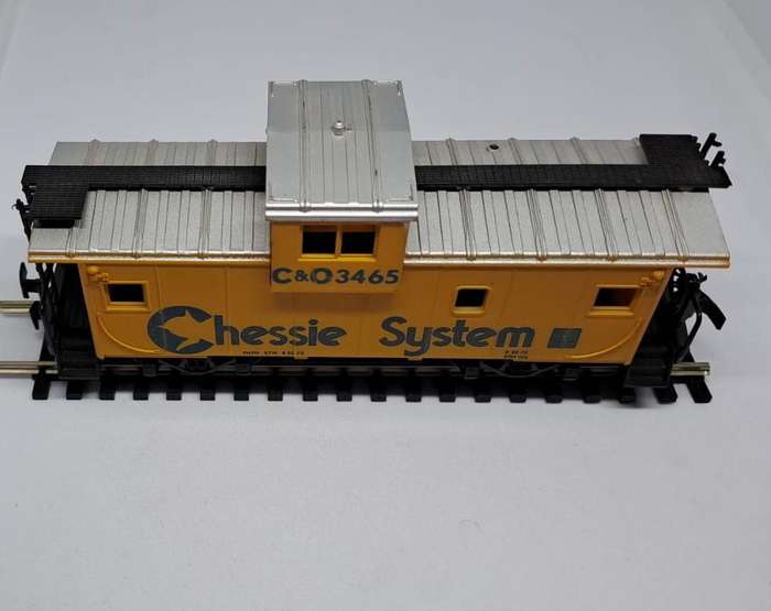Model Trains HO 1 x Roco Caboose Chessie System C & O Car, plastic wheels & Horn Hook couplers.