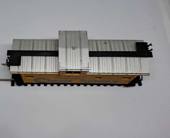 Model Trains HO 1 x Roco Caboose Chessie System C & O Car, plastic wheels & Horn Hook couplers.