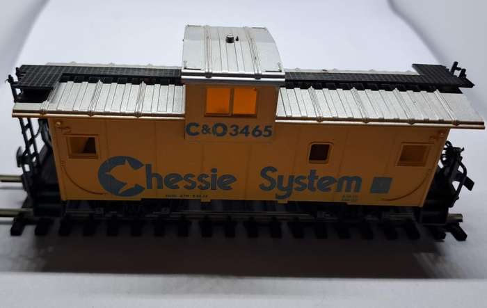 Model Trains HO 1 x Roco Caboose Chessie System C & O Car, plastic wheels & Horn Hook couplers.