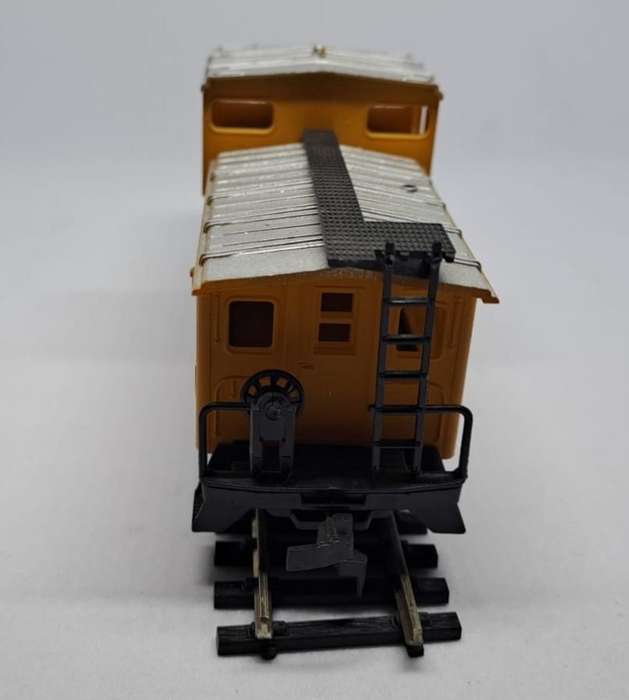 Model Trains HO 1 x Roco Caboose Chessie System C & O Car, plastic wheels & Horn Hook couplers.