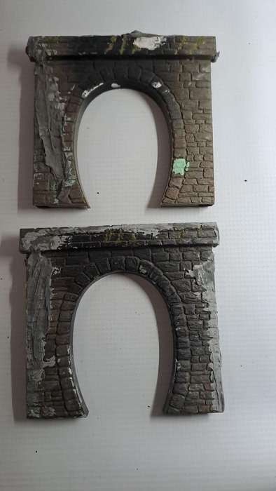 Model Trains HO 2 x Plastic single tunnel entrances. See pics. Need paint.