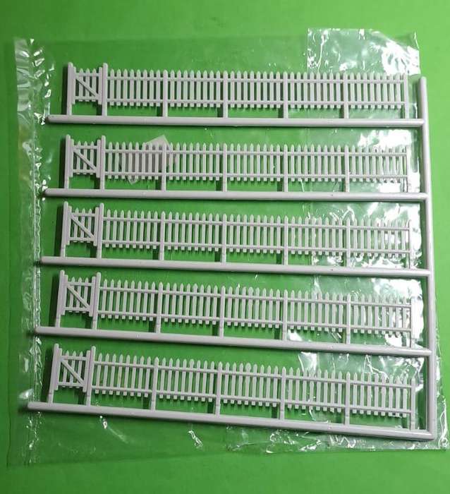 Model Trains H0/OO-Scale 1 x Scenery - White plastic fences L130xH16mm, 5 off/pkt