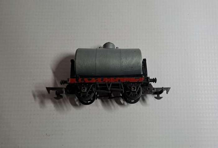 Model Trains HO 1 x Tanker Car, plastic wheels & D-couplers.