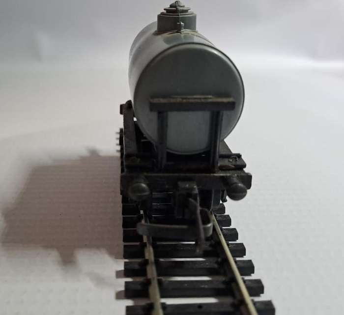 Model Trains HO 1 x Tanker Car, plastic wheels & D-couplers.