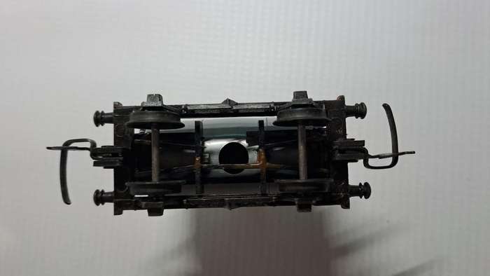Model Trains HO 1 x Tanker Car, plastic wheels & D-couplers.