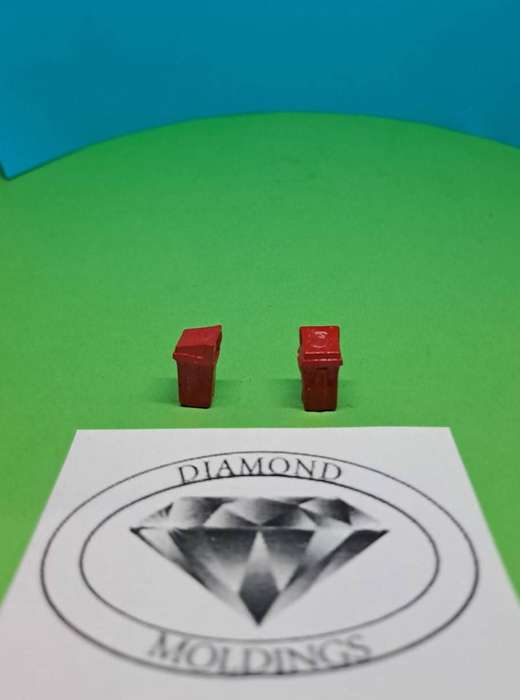 Model Trains H0 Scale - 1 x Garbage bin smaller x2 (Red) - 6mm x 6mm x 15mm