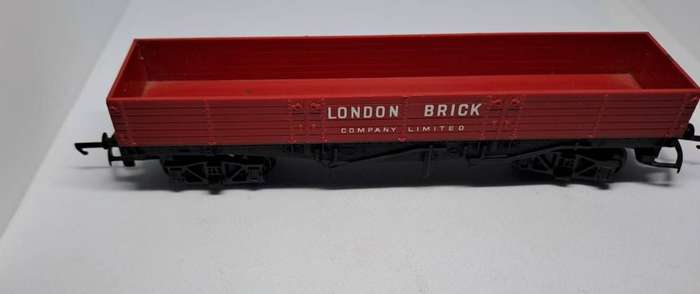 Model Trains HO-Scale 1 x London Brick Gondola, with plastic wheels & D-couplers.