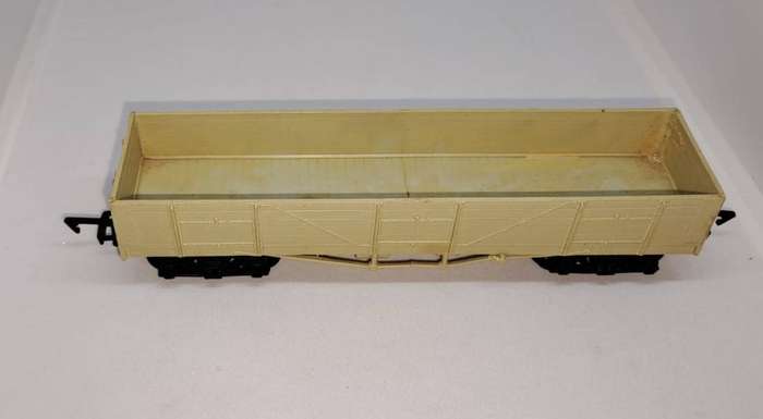 Model Trains HO-Scale 1 x Ratio Gondola, with plastic wheels & Fleischman type-couplers.