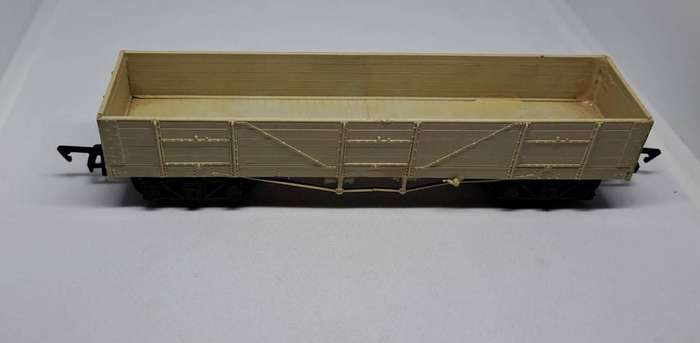 Model Trains HO-Scale 1 x Ratio Gondola, with plastic wheels & Fleischman type-couplers.
