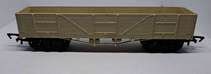 Model Trains HO-Scale 1 x Ratio Gondola, with plastic wheels & Fleischman type-couplers.